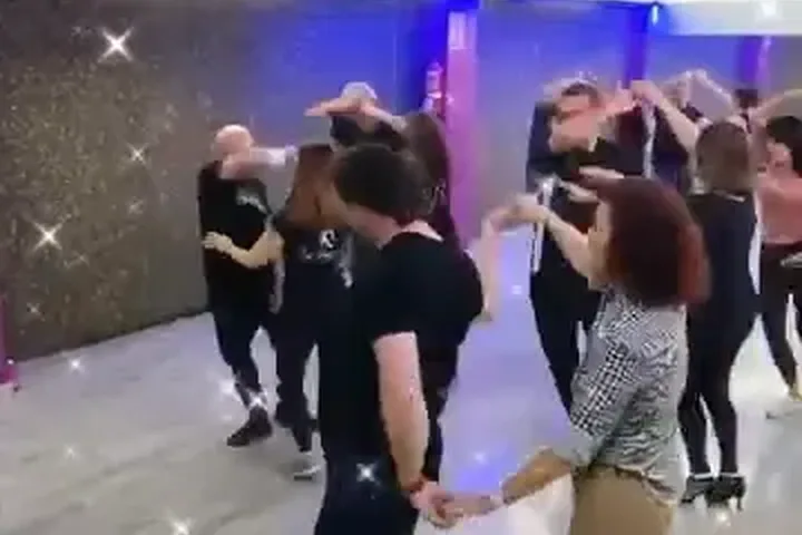 Alumnos practicando salsa cubana en grupo